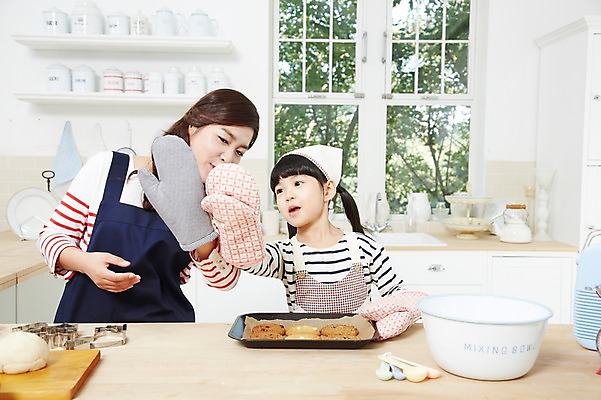 포토 JPG 스튜디오촬영 라이프스타일 그릇 여자 딸 어린이 음식 식재료 창문 가족 모녀 엄마 주방용품 도마 함께함 실내 두건 요리 사람 동양인 소녀 상반신 성인 두명 30대 부모 쿠키 주방 앞치마 유치원생 한국인 자녀 체험학습 체험 즐거움 조리대 반죽 홈베이킹 쿠키틀 계량스푼 주방장갑 믹싱볼 여자만 국내포토 식기 감정 생활용품 장갑 컨셉 관계 디저트 인종 내부 생활 장년 제빵 제빵도구 파일형식