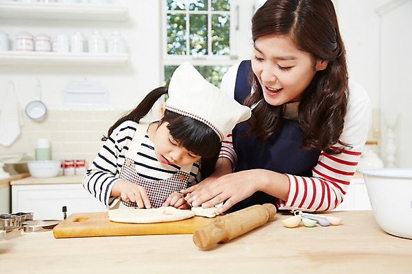 포토 JPG 스튜디오촬영 라이프스타일 여자 딸 어린이 식재료 가족 모녀 엄마 주방용품 도마 함께함 실내 두건 요리 미소 웃음 사람 동양인 소녀 상반신 성인 두명 앞모습 아웃포커스 30대 부모 쿠키 주방 앞치마 유치원생 한국인 자녀 체험학습 체험 즐거움 조리대 반죽 홈베이킹 밀대 쿠키틀 계량스푼 여자만 국내포토 감정 뷰포인트 생활용품 컨셉 관계 디저트 촬영기법 표정 인종 내부 생활 장년 제빵 제빵도구 파일형식