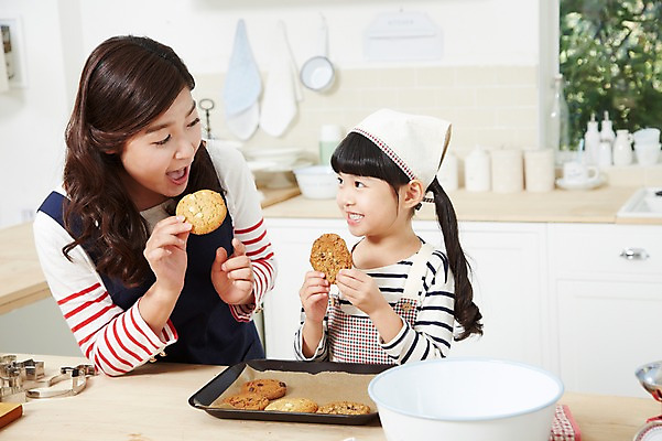 포토 JPG 스튜디오촬영 라이프스타일 그릇 여자 딸 어린이 음식 가족 모녀 엄마 주방용품 함께함 실내 두건 요리 미소 웃음 들기 사람 동양인 소녀 상반신 성인 두명 아웃포커스 30대 부모 마주보기 쿠키 주방 앞치마 유치원생 한국인 자녀 체험학습 체험 먹기 즐거움 조리대 홈베이킹 쿠키틀 믹싱볼 여자만 국내포토 식기 감정 생활용품 컨셉 관계 모션 디저트 촬영기법 표정 인종 내부 생활 장년 제빵 제빵도구 파일형식