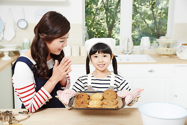 포토 JPG 스튜디오촬영 라이프스타일 그릇 여자 딸 어린이 음식 창문 가족 모녀 엄마 주방용품 함께함 실내 두건 요리 미소 웃음 들기 사람 동양인 소녀 상반신 성인 두명 아웃포커스 30대 부모 쿠키 주방 앞치마 유치원생 한국인 자녀 체험학습 체험 즐거움 조리대 홈베이킹 쿠키틀 주방장갑 믹싱볼 여자만 국내포토 식기 감정 생활용품 장갑 컨셉 관계 모션 디저트 촬영기법 표정 인종 내부 생활 장년 제빵 제빵도구 파일형식