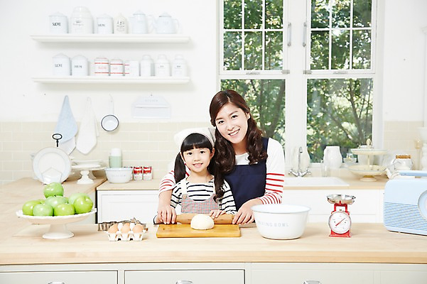 포토 JPG 스튜디오촬영 라이프스타일 그릇 여자 딸 어린이 식재료 창문 가족 모녀 엄마 주방용품 도마 함께함 실내 저울 두건 요리 미소 웃음 사람 동양인 소녀 상반신 성인 두명 앞모습 30대 부모 쿠키 주방 계란 앞치마 유치원생 한국인 자녀 체험학습 체험 사과 즐거움 조리대 반죽 홈베이킹 밀대 쿠키틀 여자만 국내포토 식기 감정 뷰포인트 생활용품 컨셉 과일 관계 디저트 표정 인종 내부 생활 장년 알 제빵 제빵도구 파일형식