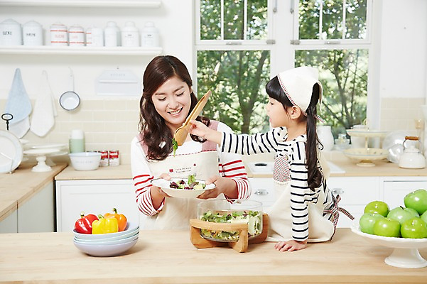 포토 JPG 스튜디오촬영 라이프스타일 그릇 접시 여자 딸 어린이 음식 채소 식재료 창문 가족 모녀 엄마 파프리카 함께함 실내 집게 두건 요리 미소 웃음 사람 동양인 소녀 상반신 성인 두명 아웃포커스 30대 부모 주방 앞치마 유치원생 샐러드 한국인 자녀 체험학습 체험 사과 즐거움 조리대 믹싱볼 여자만 국내포토 식기 감정 컨셉 과일 관계 촬영기법 표정 인종 내부 생활 장년 파일형식