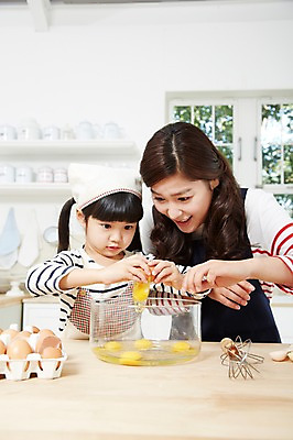 포토 JPG 스튜디오촬영 라이프스타일 그릇 여자 딸 어린이 식재료 창문 가족 모녀 엄마 주방용품 함께함 실내 두건 요리 사람 동양인 소녀 상반신 성인 두명 앞모습 아웃포커스 30대 부모 쿠키 주방 계란 앞치마 유치원생 한국인 자녀 체험학습 체험 즐거움 조리대 홈베이킹 거품기 계량스푼 믹싱볼 여자만 국내포토 식기 감정 뷰포인트 생활용품 컨셉 관계 디저트 촬영기법 인종 내부 생활 장년 알 제빵 파일형식