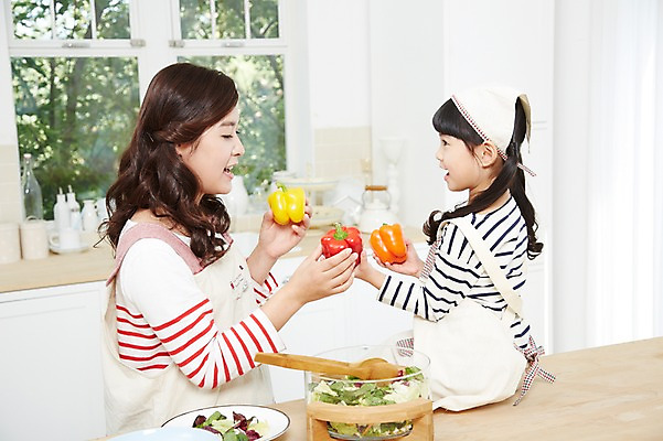 포토 JPG 스튜디오촬영 라이프스타일 그릇 접시 여자 딸 어린이 음식 채소 식재료 창문 가족 모녀 엄마 파프리카 함께함 실내 집게 두건 요리 미소 웃음 들기 사람 동양인 소녀 상반신 성인 두명 아웃포커스 30대 부모 마주보기 주방 앞치마 유치원생 샐러드 한국인 자녀 체험학습 체험 즐거움 조리대 믹싱볼 여자만 국내포토 식기 감정 컨셉 관계 모션 촬영기법 표정 인종 내부 생활 장년 파일형식