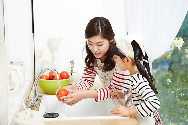 포토 JPG 스튜디오촬영 라이프스타일 그릇 접시 여자 딸 어린이 음식 토마토 가족 모녀 엄마 주전자 함께함 실내 두건 요리 사람 동양인 소녀 상반신 성인 두명 옆모습 30대 부모 주방 앞치마 유치원생 한국인 자녀 체험학습 체험 씻기 빨래 즐거움 싱크대 믹싱볼 여자만 국내포토 식기 감정 뷰포인트 컨셉 가사 채소 관계 주방용품 인종 내부 생활 장년 청결 개수대 파일형식