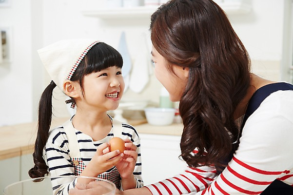 포토 JPG 스튜디오촬영 라이프스타일 그릇 여자 딸 어린이 식재료 가족 모녀 엄마 함께함 실내 두건 요리 미소 웃음 사람 동양인 소녀 상반신 성인 두명 옆모습 아웃포커스 30대 부모 마주보기 쿠키 주방 계란 앞치마 유치원생 한국인 자녀 체험학습 체험 즐거움 홈베이킹 믹싱볼 여자만 국내포토 식기 감정 뷰포인트 컨셉 관계 모션 디저트 촬영기법 표정 인종 내부 생활 장년 알 제빵 파일형식