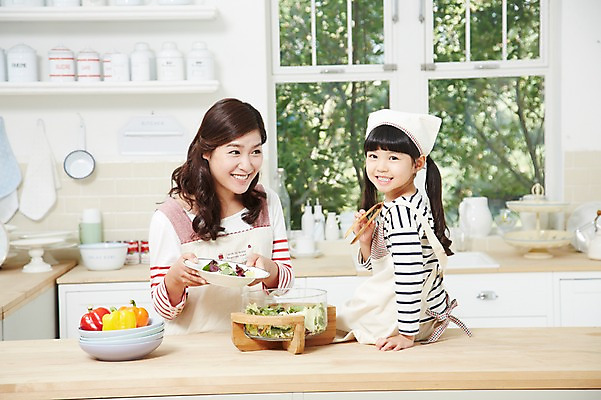 포토 JPG 스튜디오촬영 라이프스타일 그릇 접시 여자 딸 어린이 음식 채소 식재료 창문 가족 모녀 엄마 파프리카 함께함 실내 집게 두건 요리 미소 웃음 들기 사람 동양인 소녀 상반신 성인 두명 아웃포커스 30대 부모 주방 앞치마 유치원생 샐러드 한국인 자녀 체험학습 체험 즐거움 조리대 믹싱볼 여자만 국내포토 식기 감정 컨셉 관계 모션 촬영기법 표정 인종 내부 생활 장년 파일형식