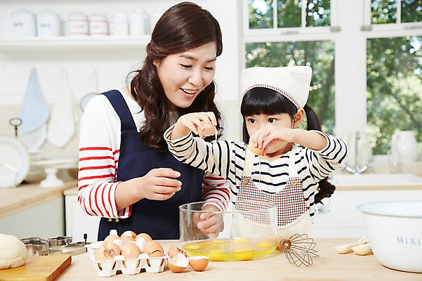 포토 JPG 스튜디오촬영 라이프스타일 그릇 여자 딸 어린이 식재료 창문 가족 모녀 엄마 주방용품 도마 함께함 실내 두건 요리 미소 웃음 사람 동양인 소녀 상반신 성인 두명 앞모습 아웃포커스 30대 부모 쿠키 주방 계란 앞치마 유치원생 한국인 자녀 체험학습 체험 즐거움 조리대 반죽 홈베이킹 거품기 쿠키틀 계량스푼 믹싱볼 여자만 국내포토 식기 감정 뷰포인트 생활용품 컨셉 관계 디저트 촬영기법 표정 인종 내부 생활 장년 알 제빵 제빵도구 파일형식
