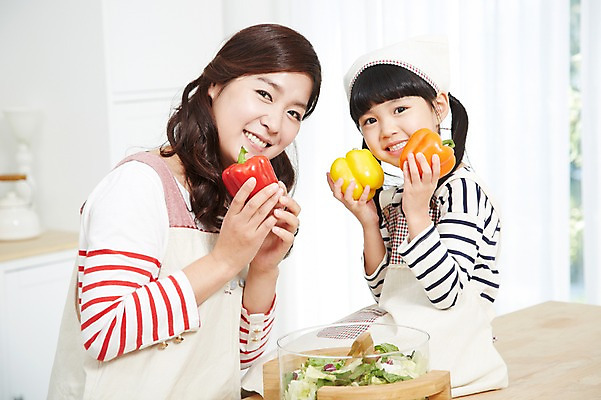 포토 JPG 스튜디오촬영 라이프스타일 그릇 여자 딸 어린이 음식 채소 식재료 가족 모녀 엄마 파프리카 함께함 실내 두건 요리 미소 웃음 들기 사람 동양인 소녀 상반신 성인 두명 아웃포커스 30대 부모 주방 앞치마 유치원생 샐러드 한국인 자녀 체험학습 체험 즐거움 조리대 믹싱볼 여자만 국내포토 식기 감정 컨셉 관계 모션 촬영기법 표정 인종 내부 생활 장년 파일형식