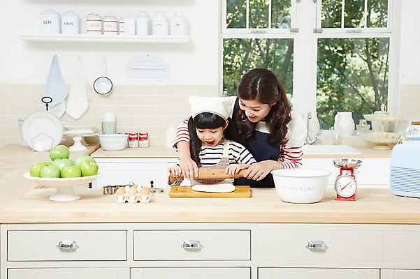 포토 JPG 스튜디오촬영 라이프스타일 그릇 여자 딸 어린이 식재료 창문 가족 모녀 엄마 주방용품 도마 함께함 실내 저울 두건 요리 미소 웃음 사람 동양인 소녀 상반신 성인 두명 앞모습 30대 부모 쿠키 주방 계란 앞치마 유치원생 한국인 자녀 체험학습 체험 사과 즐거움 조리대 반죽 홈베이킹 밀대 쿠키틀 여자만 국내포토 식기 감정 뷰포인트 생활용품 컨셉 과일 관계 디저트 표정 인종 내부 생활 장년 알 제빵 제빵도구 파일형식