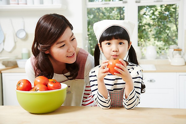 포토 JPG 스튜디오촬영 라이프스타일 그릇 여자 딸 어린이 음식 토마토 창문 가족 모녀 엄마 함께함 실내 두건 요리 미소 웃음 들기 사람 동양인 소녀 상반신 성인 두명 앞모습 아웃포커스 30대 부모 주방 앞치마 유치원생 한국인 자녀 체험학습 체험 즐거움 조리대 믹싱볼 여자만 국내포토 식기 감정 뷰포인트 컨셉 채소 관계 모션 촬영기법 표정 인종 내부 생활 장년 파일형식