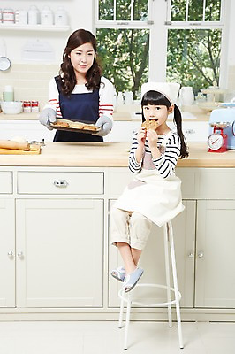 포토 JPG 스튜디오촬영 전신 라이프스타일 여자 딸 어린이 음식 의자 식재료 창문 가족 모녀 엄마 주방용품 도마 함께함 실내 저울 두건 요리 들기 사람 앉기 동양인 소녀 성인 두명 앞모습 30대 부모 쿠키 주방 앞치마 유치원생 한국인 자녀 체험학습 체험 먹기 즐거움 조리대 반죽 홈베이킹 밀대 쿠키틀 주방장갑 여자만 국내포토 감정 뷰포인트 가구 생활용품 장갑 컨셉 관계 모션 디저트 인종 내부 생활 장년 제빵 제빵도구 파일형식