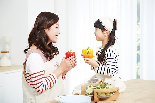 포토 JPG 스튜디오촬영 라이프스타일 그릇 접시 여자 딸 어린이 음식 채소 식재료 가족 모녀 엄마 파프리카 함께함 실내 두건 요리 미소 웃음 들기 사람 동양인 소녀 상반신 성인 두명 아웃포커스 30대 부모 마주보기 주방 앞치마 유치원생 샐러드 한국인 자녀 체험학습 체험 즐거움 조리대 믹싱볼 여자만 국내포토 식기 감정 컨셉 관계 모션 촬영기법 표정 인종 내부 생활 장년 파일형식