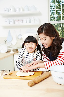 포토 JPG 스튜디오촬영 라이프스타일 그릇 여자 딸 어린이 식재료 창문 가족 모녀 엄마 주방용품 도마 함께함 실내 두건 요리 미소 웃음 사람 동양인 소녀 상반신 성인 두명 앞모습 아웃포커스 30대 부모 쿠키 주방 앞치마 유치원생 한국인 자녀 체험학습 체험 즐거움 조리대 반죽 홈베이킹 밀대 쿠키틀 믹싱볼 여자만 국내포토 식기 감정 뷰포인트 생활용품 컨셉 관계 디저트 촬영기법 표정 인종 내부 생활 장년 제빵 제빵도구 파일형식