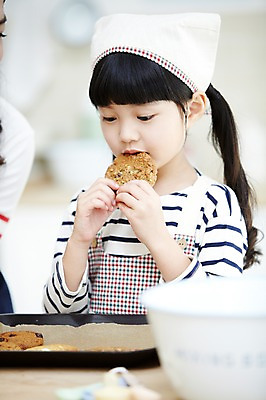 포토 JPG 스튜디오촬영 라이프스타일 그릇 여자 어린이 음식 함께함 실내 두건 요리 한명 사람 동양인 소녀 상반신 아웃포커스 쿠키 주방 앞치마 유치원생 한국인 체험학습 체험 먹기 즐거움 조리대 홈베이킹 믹싱볼 여자만 여자한명만 어린이만 소녀만 소녀한명만 국내포토 1 식기 감정 컨셉 모션 디저트 촬영기법 인종 내부 생활 제빵 파일형식
