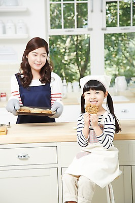 포토 JPG 스튜디오촬영 라이프스타일 여자 딸 어린이 음식 창문 가족 모녀 엄마 함께함 실내 두건 요리 미소 웃음 들기 사람 앉기 동양인 소녀 성인 두명 앞모습 아웃포커스 30대 부모 쿠키 주방 앞치마 유치원생 한국인 자녀 체험학습 체험 먹기 즐거움 조리대 홈베이킹 주방장갑 여자만 국내포토 감정 뷰포인트 장갑 컨셉 관계 모션 디저트 촬영기법 표정 인종 내부 생활 장년 제빵 파일형식