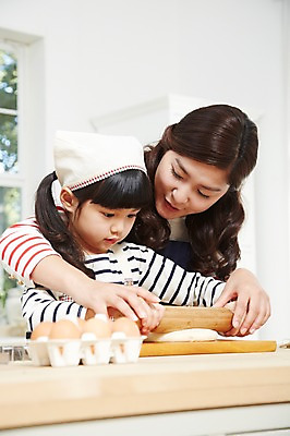 포토 JPG 스튜디오촬영 라이프스타일 여자 딸 어린이 식재료 가족 모녀 엄마 주방용품 도마 함께함 실내 두건 요리 사람 동양인 소녀 상반신 성인 두명 아웃포커스 30대 부모 쿠키 주방 계란 앞치마 유치원생 한국인 자녀 체험학습 체험 즐거움 조리대 반죽 홈베이킹 밀대 여자만 국내포토 감정 생활용품 컨셉 관계 디저트 촬영기법 인종 내부 생활 장년 알 제빵 파일형식