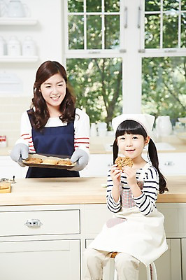 포토 JPG 스튜디오촬영 라이프스타일 여자 딸 어린이 음식 창문 가족 모녀 엄마 함께함 실내 두건 요리 미소 웃음 들기 사람 앉기 동양인 소녀 성인 두명 앞모습 아웃포커스 30대 부모 쿠키 주방 앞치마 유치원생 한국인 자녀 체험학습 체험 먹기 즐거움 조리대 홈베이킹 주방장갑 여자만 국내포토 감정 뷰포인트 장갑 컨셉 관계 모션 디저트 촬영기법 표정 인종 내부 생활 장년 제빵 파일형식