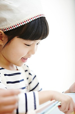 포토 JPG 스튜디오촬영 라이프스타일 그릇 접시 여자 어린이 함께함 실내 두건 한명 미소 웃음 들기 사람 동양인 소녀 상반신 옆모습 아웃포커스 주방 앞치마 유치원생 한국인 체험학습 체험 설거지 즐거움 여자만 여자한명만 어린이만 소녀만 소녀한명만 국내포토 1 식기 감정 뷰포인트 컨셉 가사 모션 촬영기법 표정 인종 내부 생활 파일형식