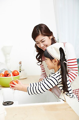포토 JPG 스튜디오촬영 라이프스타일 그릇 여자 딸 어린이 음식 토마토 가족 모녀 엄마 주전자 함께함 실내 두건 요리 미소 웃음 사람 동양인 소녀 상반신 성인 두명 옆모습 30대 부모 주방 앞치마 유치원생 한국인 자녀 체험학습 체험 씻기 빨래 즐거움 싱크대 믹싱볼 여자만 국내포토 식기 감정 뷰포인트 컨셉 가사 채소 관계 주방용품 표정 인종 내부 생활 장년 청결 개수대 파일형식
