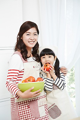 포토 JPG 스튜디오촬영 라이프스타일 그릇 여자 딸 어린이 음식 토마토 창문 가족 모녀 엄마 함께함 실내 두건 요리 미소 웃음 들기 사람 동양인 소녀 상반신 성인 두명 앞모습 30대 부모 주방 앞치마 유치원생 한국인 자녀 체험학습 체험 먹기 즐거움 믹싱볼 여자만 국내포토 식기 감정 뷰포인트 컨셉 채소 관계 모션 표정 인종 내부 생활 장년 파일형식