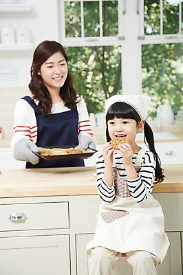 포토 JPG 스튜디오촬영 라이프스타일 여자 딸 어린이 음식 창문 가족 모녀 엄마 함께함 실내 두건 요리 미소 웃음 들기 사람 앉기 동양인 소녀 성인 두명 앞모습 아웃포커스 30대 부모 쿠키 주방 앞치마 유치원생 한국인 자녀 체험학습 체험 먹기 즐거움 조리대 홈베이킹 주방장갑 여자만 국내포토 감정 뷰포인트 장갑 컨셉 관계 모션 디저트 촬영기법 표정 인종 내부 생활 장년 제빵 파일형식
