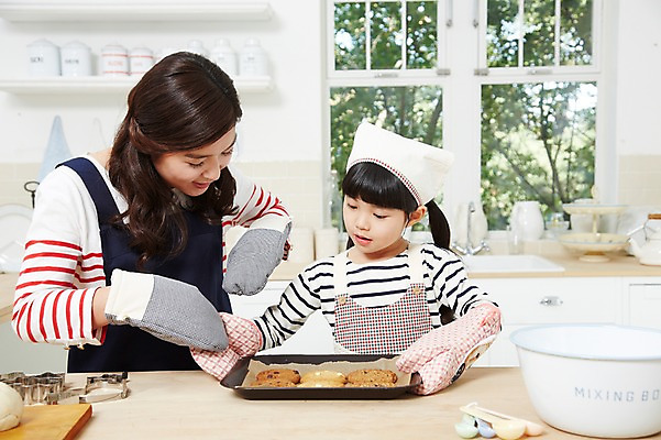 포토 JPG 스튜디오촬영 라이프스타일 그릇 여자 딸 어린이 식재료 창문 가족 모녀 엄마 주방용품 도마 함께함 실내 두건 요리 사람 동양인 소녀 상반신 성인 두명 앞모습 아웃포커스 30대 부모 쿠키 주방 앞치마 유치원생 한국인 자녀 체험학습 체험 즐거움 조리대 반죽 홈베이킹 쿠키틀 계량스푼 주방장갑 여자만 국내포토 식기 감정 뷰포인트 생활용품 장갑 컨셉 관계 디저트 촬영기법 인종 내부 생활 장년 제빵 제빵도구 파일형식