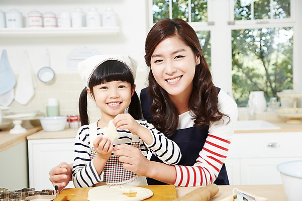 포토 JPG 스튜디오촬영 라이프스타일 그릇 여자 딸 어린이 식재료 창문 가족 모녀 엄마 주방용품 도마 함께함 실내 두건 요리 미소 웃음 사람 동양인 소녀 상반신 성인 두명 앞모습 아웃포커스 30대 부모 쿠키 주방 앞치마 유치원생 한국인 자녀 체험학습 체험 즐거움 조리대 반죽 홈베이킹 밀대 쿠키틀 계량스푼 믹싱볼 여자만 국내포토 식기 감정 뷰포인트 생활용품 컨셉 관계 디저트 촬영기법 표정 인종 내부 생활 장년 제빵 제빵도구 파일형식