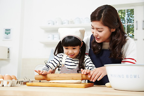 포토 JPG 스튜디오촬영 라이프스타일 그릇 여자 딸 어린이 식재료 가족 모녀 엄마 주방용품 도마 함께함 실내 두건 요리 미소 웃음 사람 동양인 소녀 상반신 성인 두명 앞모습 아웃포커스 30대 부모 쿠키 주방 계란 앞치마 유치원생 한국인 자녀 체험학습 체험 즐거움 조리대 반죽 홈베이킹 밀대 쿠키틀 계량스푼 믹싱볼 여자만 국내포토 식기 감정 뷰포인트 생활용품 컨셉 관계 디저트 촬영기법 표정 인종 내부 생활 장년 알 제빵 제빵도구 파일형식