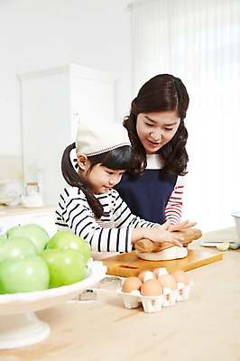 포토 JPG 스튜디오촬영 라이프스타일 여자 딸 어린이 식재료 가족 모녀 엄마 주방용품 도마 함께함 실내 두건 요리 미소 웃음 사람 동양인 소녀 상반신 성인 두명 옆모습 아웃포커스 30대 부모 쿠키 주방 계란 앞치마 유치원생 한국인 자녀 체험학습 체험 사과 즐거움 조리대 반죽 홈베이킹 밀대 쿠키틀 계량스푼 여자만 국내포토 감정 뷰포인트 생활용품 컨셉 과일 관계 디저트 촬영기법 표정 인종 내부 생활 장년 알 제빵 제빵도구 파일형식