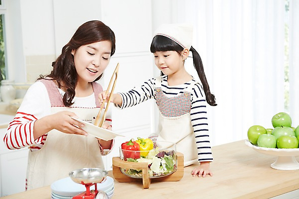 포토 JPG 스튜디오촬영 라이프스타일 그릇 접시 여자 딸 어린이 음식 채소 식재료 가족 모녀 엄마 파프리카 함께함 실내 집게 저울 두건 요리 미소 웃음 사람 동양인 소녀 상반신 성인 두명 아웃포커스 30대 부모 주방 앞치마 유치원생 샐러드 한국인 자녀 체험학습 체험 사과 즐거움 조리대 믹싱볼 여자만 국내포토 식기 감정 컨셉 과일 관계 촬영기법 표정 인종 내부 생활 장년 파일형식
