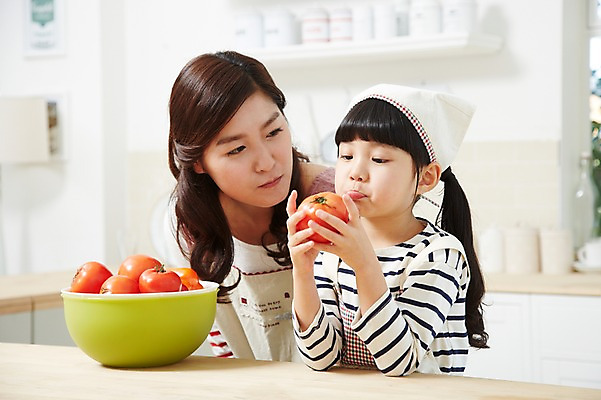 포토 JPG 스튜디오촬영 라이프스타일 그릇 여자 딸 어린이 음식 토마토 가족 모녀 엄마 함께함 실내 두건 요리 들기 사람 동양인 소녀 상반신 성인 두명 앞모습 아웃포커스 30대 부모 주방 앞치마 유치원생 한국인 자녀 체험학습 체험 즐거움 조리대 믹싱볼 여자만 국내포토 식기 감정 뷰포인트 컨셉 채소 관계 모션 촬영기법 인종 내부 생활 장년 파일형식