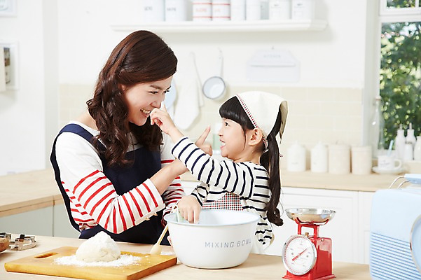 포토 JPG 스튜디오촬영 라이프스타일 그릇 여자 딸 어린이 식재료 장난 가족 놀이 모녀 엄마 주방용품 도마 함께함 실내 저울 두건 요리 미소 웃음 사람 동양인 소녀 상반신 성인 두명 옆모습 아웃포커스 30대 부모 마주보기 쿠키 주방 앞치마 유치원생 한국인 자녀 체험학습 체험 즐거움 조리대 반죽 홈베이킹 쿠키틀 계량스푼 믹싱볼 여자만 국내포토 식기 감정 뷰포인트 생활용품 컨셉 관계 모션 디저트 촬영기법 표정 인종 내부 생활 장년 제빵 제빵도구 파일형식