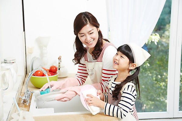 포토 JPG 스튜디오촬영 라이프스타일 그릇 접시 여자 딸 어린이 토마토 창문 가족 모녀 엄마 주전자 함께함 실내 두건 미소 웃음 사람 동양인 소녀 상반신 성인 두명 옆모습 아웃포커스 30대 부모 주방 앞치마 유치원생 한국인 자녀 체험학습 체험 빨래 설거지 즐거움 싱크대 고무장갑 수세미 행주 믹싱볼 여자만 국내포토 식기 감정 뷰포인트 장갑 컨셉 가사 채소 관계 주방용품 촬영기법 표정 인종 내부 생활 장년 청소도구 개수대 고무 파일형식