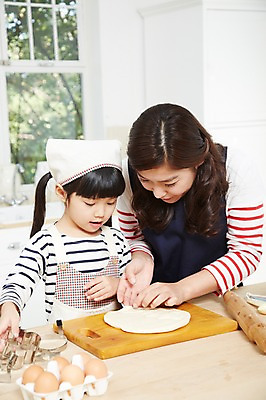 포토 JPG 스튜디오촬영 라이프스타일 여자 딸 어린이 식재료 창문 가족 모녀 엄마 주방용품 도마 함께함 실내 두건 요리 사람 동양인 소녀 상반신 성인 두명 앞모습 아웃포커스 30대 부모 쿠키 주방 계란 앞치마 유치원생 한국인 자녀 체험학습 체험 즐거움 조리대 반죽 홈베이킹 쿠키틀 계량스푼 여자만 국내포토 감정 뷰포인트 생활용품 컨셉 관계 디저트 촬영기법 인종 내부 생활 장년 알 제빵 제빵도구 파일형식