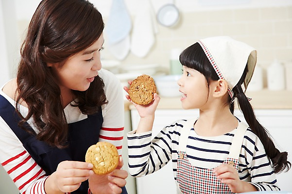 포토 JPG 스튜디오촬영 라이프스타일 여자 딸 어린이 음식 가족 모녀 엄마 함께함 실내 두건 요리 미소 웃음 들기 사람 동양인 소녀 상반신 성인 두명 아웃포커스 30대 부모 마주보기 쿠키 주방 앞치마 유치원생 한국인 자녀 체험학습 체험 즐거움 홈베이킹 여자만 국내포토 감정 컨셉 관계 모션 디저트 촬영기법 표정 인종 내부 생활 장년 제빵 파일형식