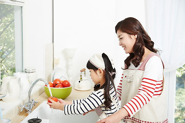 포토 JPG 스튜디오촬영 라이프스타일 그릇 접시 여자 딸 어린이 음식 토마토 가족 모녀 엄마 주전자 함께함 실내 두건 요리 미소 웃음 사람 동양인 소녀 상반신 성인 두명 옆모습 30대 부모 주방 앞치마 유치원생 한국인 자녀 체험학습 체험 씻기 빨래 즐거움 싱크대 믹싱볼 여자만 국내포토 식기 감정 뷰포인트 컨셉 가사 채소 관계 주방용품 표정 인종 내부 생활 장년 청결 개수대 파일형식