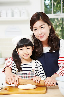 포토 JPG 스튜디오촬영 라이프스타일 여자 딸 어린이 식재료 가족 모녀 엄마 주방용품 도마 함께함 실내 두건 요리 미소 웃음 사람 동양인 소녀 상반신 성인 두명 앞모습 아웃포커스 30대 부모 쿠키 주방 앞치마 유치원생 한국인 자녀 체험학습 체험 즐거움 조리대 반죽 홈베이킹 밀대 여자만 국내포토 감정 뷰포인트 생활용품 컨셉 관계 디저트 촬영기법 표정 인종 내부 생활 장년 제빵 파일형식