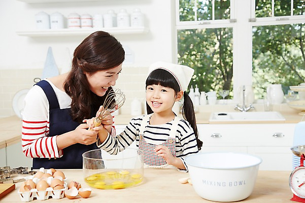 포토 JPG 스튜디오촬영 라이프스타일 그릇 여자 딸 어린이 식재료 창문 가족 모녀 엄마 주방용품 함께함 실내 저울 두건 요리 미소 웃음 사람 동양인 소녀 상반신 성인 두명 앞모습 아웃포커스 30대 부모 쿠키 주방 계란 앞치마 유치원생 한국인 자녀 체험학습 체험 즐거움 조리대 홈베이킹 거품기 쿠키틀 믹싱볼 여자만 국내포토 식기 감정 뷰포인트 생활용품 컨셉 관계 디저트 촬영기법 표정 인종 내부 생활 장년 알 제빵 제빵도구 파일형식