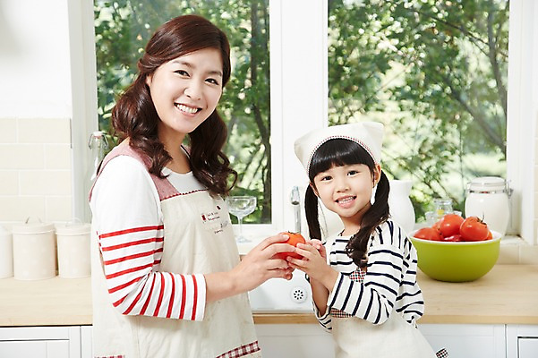 포토 JPG 스튜디오촬영 라이프스타일 그릇 여자 딸 어린이 음식 토마토 창문 가족 모녀 엄마 함께함 실내 두건 요리 미소 웃음 사람 동양인 소녀 상반신 성인 두명 옆모습 30대 부모 주방 앞치마 유치원생 한국인 자녀 체험학습 체험 즐거움 믹싱볼 여자만 국내포토 식기 감정 뷰포인트 컨셉 채소 관계 표정 인종 내부 생활 장년 파일형식