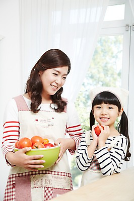 포토 JPG 스튜디오촬영 라이프스타일 그릇 여자 딸 어린이 음식 토마토 창문 가족 모녀 엄마 함께함 실내 두건 요리 미소 웃음 들기 사람 동양인 소녀 상반신 성인 두명 앞모습 30대 부모 주방 앞치마 유치원생 한국인 자녀 체험학습 체험 즐거움 조리대 믹싱볼 여자만 국내포토 식기 감정 뷰포인트 컨셉 채소 관계 모션 표정 인종 내부 생활 장년 파일형식