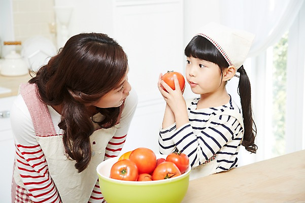 포토 JPG 스튜디오촬영 라이프스타일 그릇 여자 딸 어린이 음식 토마토 가족 모녀 엄마 함께함 실내 두건 요리 사람 동양인 소녀 상반신 성인 두명 아웃포커스 30대 부모 마주보기 주방 앞치마 유치원생 한국인 자녀 체험학습 체험 즐거움 조리대 믹싱볼 여자만 국내포토 식기 감정 컨셉 채소 관계 모션 촬영기법 인종 내부 생활 장년 파일형식