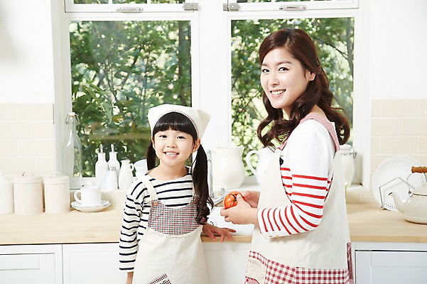 포토 JPG 스튜디오촬영 라이프스타일 그릇 접시 여자 딸 어린이 음식 토마토 창문 가족 모녀 엄마 주전자 함께함 실내 두건 요리 미소 웃음 사람 동양인 소녀 상반신 성인 두명 30대 부모 주방 앞치마 유치원생 한국인 자녀 체험학습 체험 즐거움 조리대 여자만 국내포토 식기 감정 컨셉 채소 관계 주방용품 표정 인종 내부 생활 장년 파일형식
