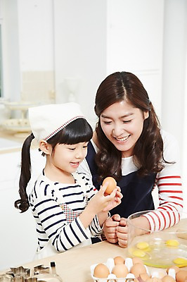포토 JPG 스튜디오촬영 라이프스타일 그릇 여자 딸 어린이 식재료 가족 모녀 엄마 주방용품 함께함 실내 두건 요리 미소 웃음 사람 동양인 소녀 상반신 성인 두명 아웃포커스 30대 부모 쿠키 주방 계란 앞치마 유치원생 한국인 자녀 체험학습 체험 즐거움 조리대 홈베이킹 쿠키틀 믹싱볼 여자만 국내포토 식기 감정 생활용품 컨셉 관계 디저트 촬영기법 표정 인종 내부 생활 장년 알 제빵 제빵도구 파일형식