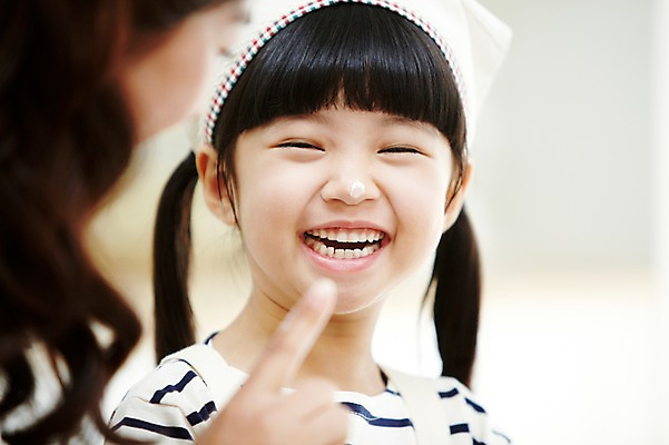 포토 JPG 스튜디오촬영 라이프스타일 여자 딸 어린이 장난 가족 놀이 모녀 엄마 함께함 실내 두건 요리 미소 웃음 사람 동양인 소녀 상반신 성인 두명 아웃포커스 30대 부모 쿠키 주방 앞치마 유치원생 한국인 자녀 체험학습 체험 즐거움 홈베이킹 여자만 국내포토 감정 컨셉 관계 디저트 촬영기법 표정 인종 내부 생활 장년 제빵 파일형식