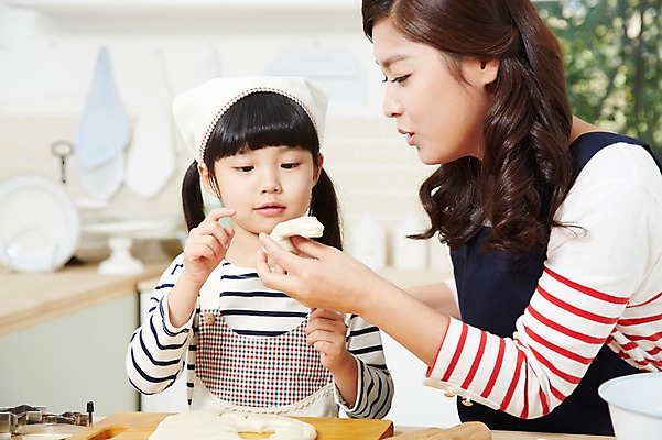 포토 JPG 스튜디오촬영 라이프스타일 여자 딸 어린이 식재료 가족 모녀 엄마 도마 함께함 실내 두건 요리 사람 동양인 소녀 상반신 성인 두명 아웃포커스 30대 부모 쿠키 주방 앞치마 유치원생 한국인 자녀 체험학습 체험 즐거움 반죽 만들기 홈베이킹 밀대 쿠키틀 여자만 국내포토 감정 컨셉 관계 모션 주방용품 디저트 촬영기법 인종 내부 생활 장년 제빵 제빵도구 파일형식