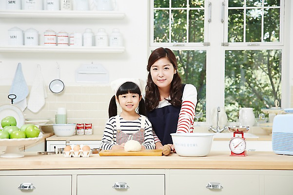 포토 JPG 스튜디오촬영 라이프스타일 그릇 여자 딸 어린이 식재료 창문 가족 모녀 엄마 주방용품 도마 함께함 실내 저울 두건 요리 미소 웃음 사람 동양인 소녀 상반신 성인 두명 앞모습 30대 부모 쿠키 주방 계란 앞치마 유치원생 한국인 자녀 체험학습 체험 사과 즐거움 조리대 반죽 홈베이킹 밀대 쿠키틀 여자만 국내포토 식기 감정 뷰포인트 생활용품 컨셉 과일 관계 디저트 표정 인종 내부 생활 장년 알 제빵 제빵도구 파일형식