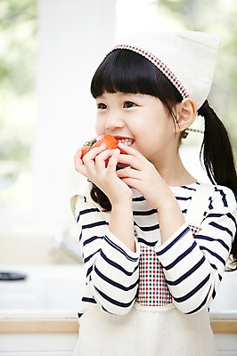 포토 JPG 스튜디오촬영 라이프스타일 응시 여자 어린이 음식 토마토 함께함 실내 두건 요리 한명 미소 웃음 들기 사람 동양인 소녀 상반신 아웃포커스 주방 앞치마 유치원생 한국인 체험학습 체험 즐거움 여자만 여자한명만 어린이만 소녀만 소녀한명만 국내포토 1 시선 감정 컨셉 채소 모션 촬영기법 표정 인종 내부 생활 파일형식