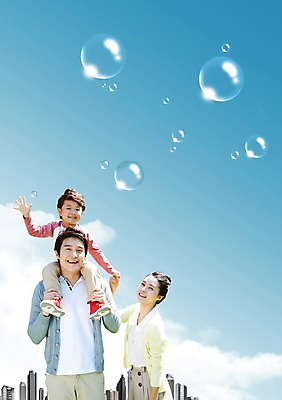 PSD 구름 편집 편집이미지 여자 남자 아들 어린이 백그라운드 가족 하늘 엄마 미소 웃음 사람 빌딩 소년 성인 건물 세명 부모 한국인 자녀 물방울 목말 아빠 비눗방울 공기방울 이미지편집 자연요소 건축물 관계 모션 표정 동양인 파일형식