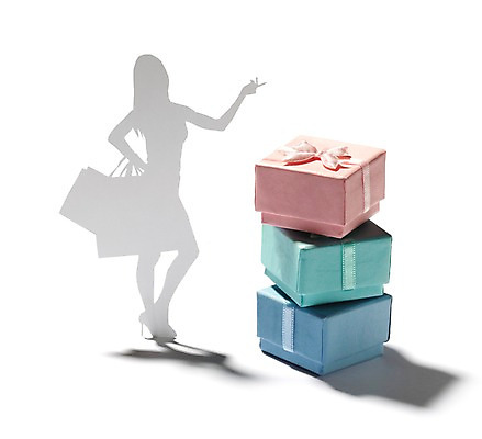 포토 JPG 스튜디오촬영 모양 여자 리본 종이 인형 백그라운드 컨셉 사람모양 실내 그림자 선물 들기 선물상자 상자 쇼핑백 모형 페이퍼아트 종이공예 종이팝업 여자만 국내포토 가방 모션 사람 내부 공예 파일형식